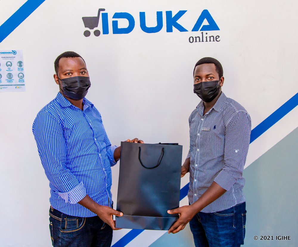 François Iradukunda (right) represented Siyavula at the handover of prizes to the best performing teacher.