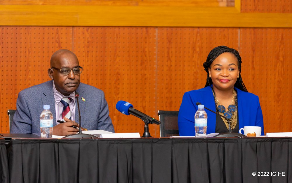 The Permanent Secretary in the Ministry of Foreign Affairs and International Cooperation, Clémentine Mukeka and the Permanent Secretary in the Interior Ministry in charge of Public Security, Lt Gen of Police, André Ndayambaje during discussions between officials from Rwanda and Burundi.  