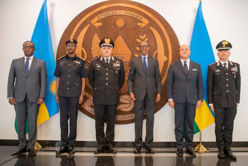 Lt Gen Teo and accompanying delegation in a group photo with President Paul Kagame, IGP Dan Munyuza and Rwanda's Minister of Foreign Affairs, Dr. Vincent Biruta.  