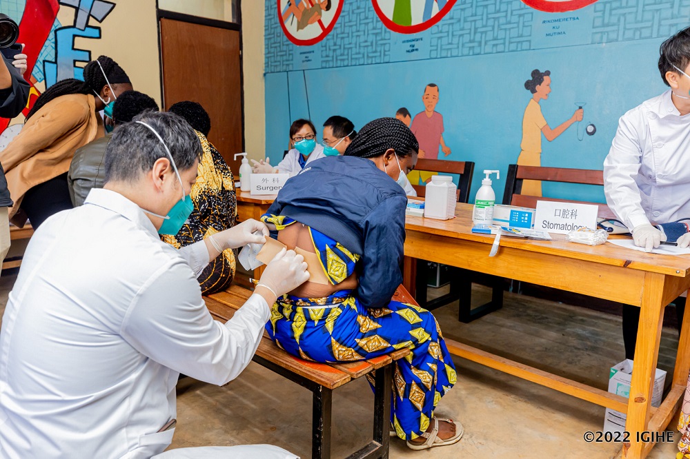 The Chinese Medical Team is offering free treatment for different diseases. 