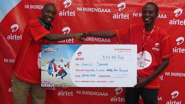Displaying L-R Uwizeye Janvier winner of the Airtel Ni Ikirengaaa promotion cash money receiving a cheque from Noel Habimana