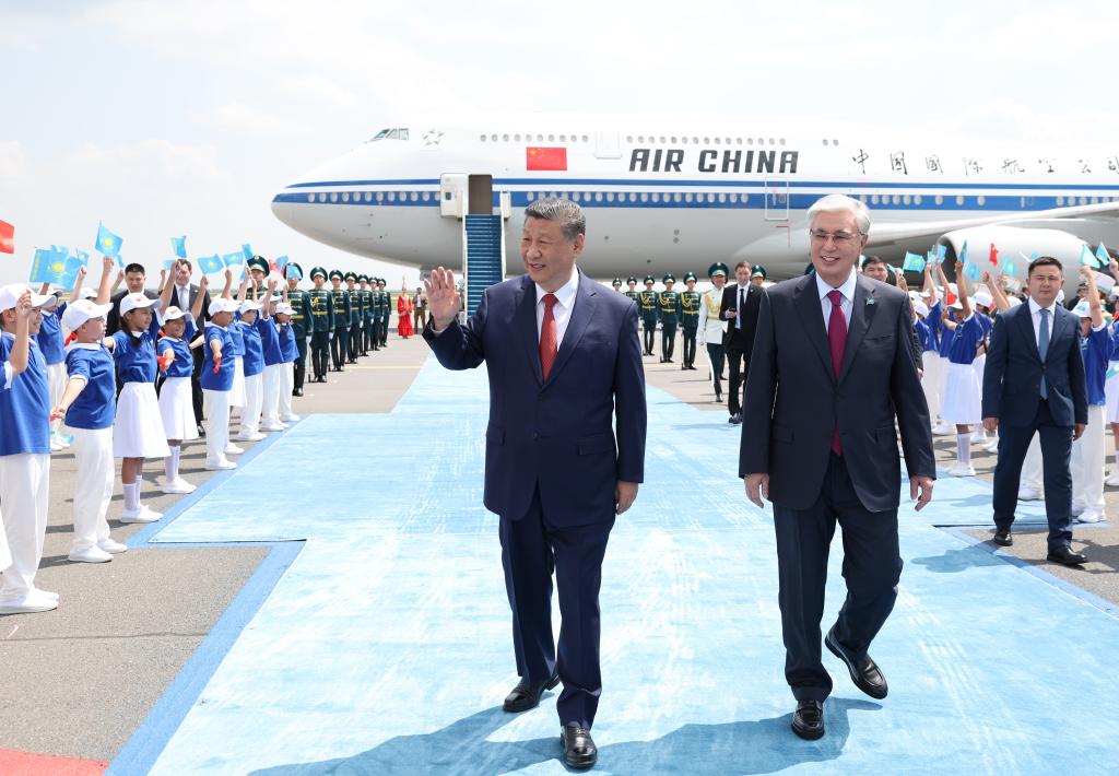 Chinese President Xi Jinping greets the welcoming crowd in Astana, Kazakhstan, June 16, 2025. Chinese President Xi Jinping landed here Monday to attend the second China-Central Asia Summit at the invitation of Kazakh President Kassym-Jomart Tokayev. (Xinhua/Huang Jingwen)