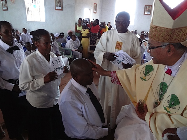 While some anonymized, lab-based experiments have suggested that religious behavior may increase prosocial qualities like generosity and trustworthiness, few researchers have studied this question in the context of a real community.