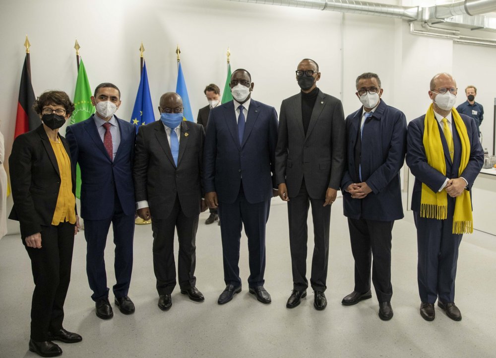 President Paul Kagame (3rd from right) with other participants of the meeting in a group photo.