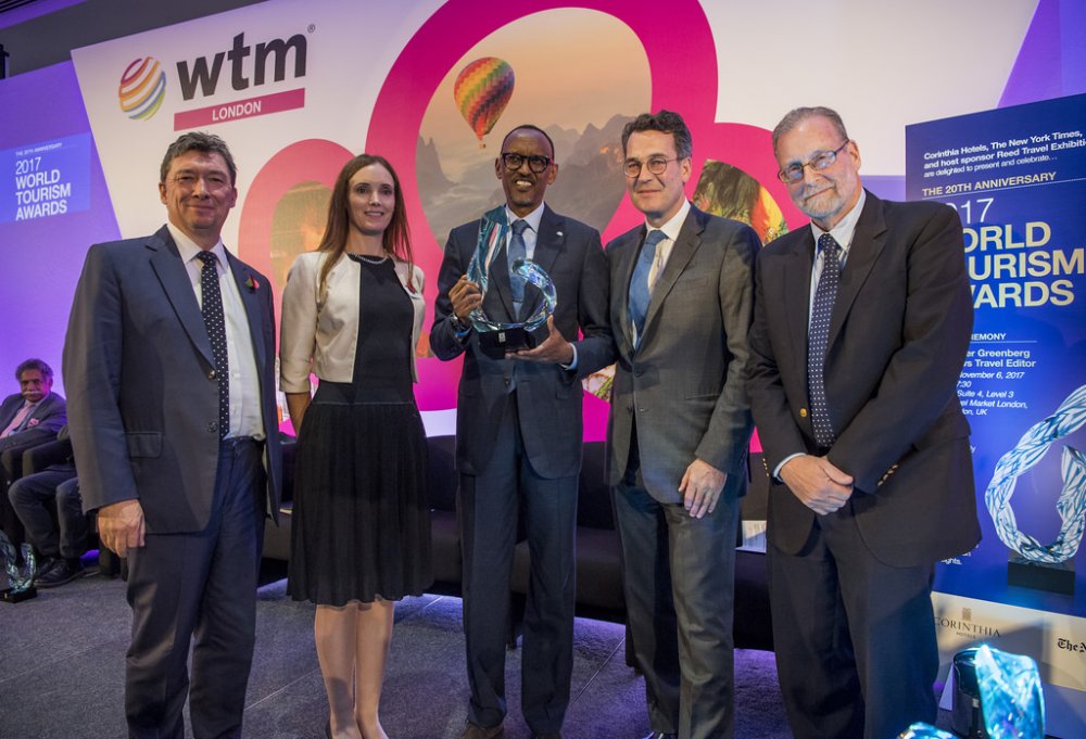Kagame pose for a photo with event organizer and sponsor officials