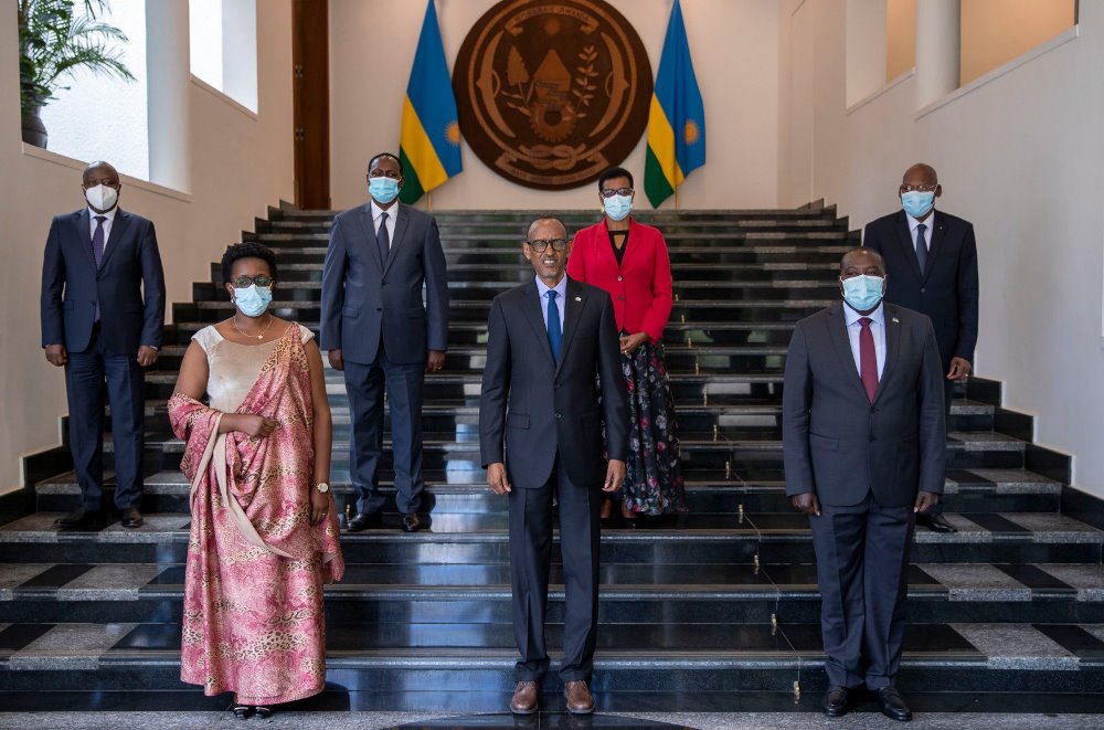 President Paul Kagame in a group photo with newly sworn-in Ministers and other top Government officials. Photo Village Urugwiro