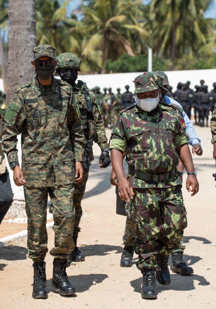 President Kagame was accompanied by his counterpart of Mozambique, Filipe Nyusi as he visited the troops at the barracks of Marine forces located in Pemba.