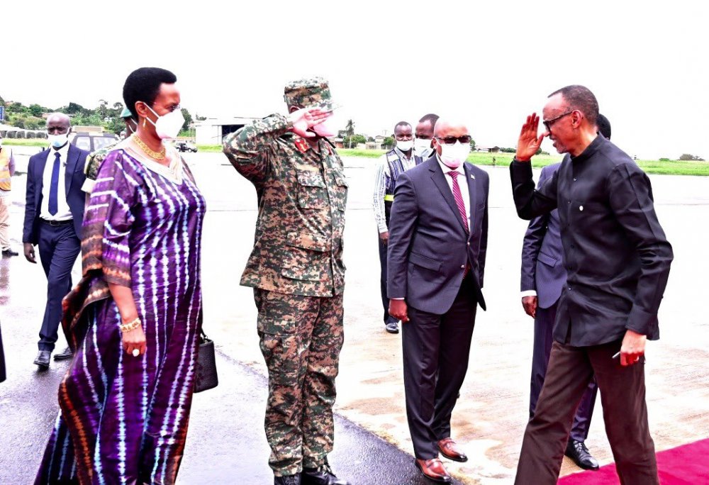 Lt Gen Muhoozi welcoming President Kagame with a hand salute. 