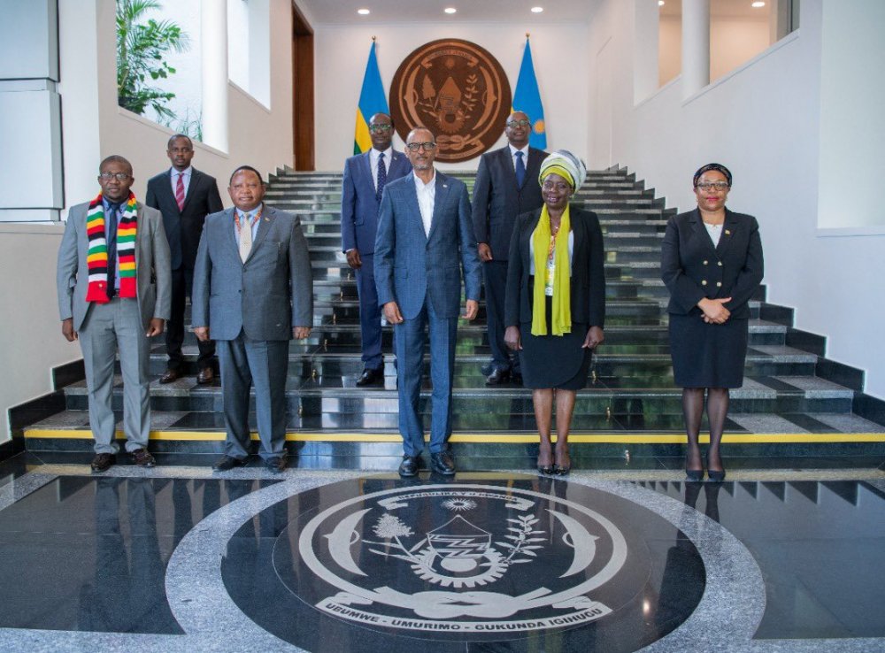 Frederick Musiiwa and accompanying delegation in a group photo with President Paul  Kagame.  
