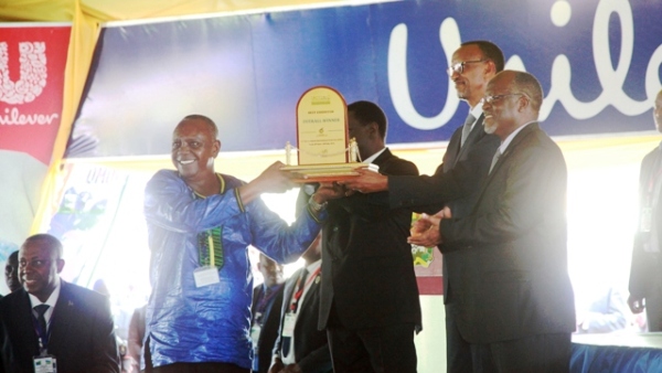 President Paul Kagame of Rwanda presents an award to the overall winner representative of Veta, Mr Abron Kisima after opening the exhibitions at DITF in the city yesterday. He is flanked by his host, President John Magufuli and the Minister for Industries, Trade and Invenstment, Mr Charles Mwijage. (Photo by Robert Okanda)
