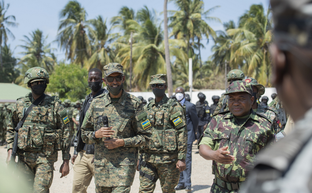President Kagame and his counterpart of Mozambique during a recent visit to Rwandan troops deployed to fight insurgency.