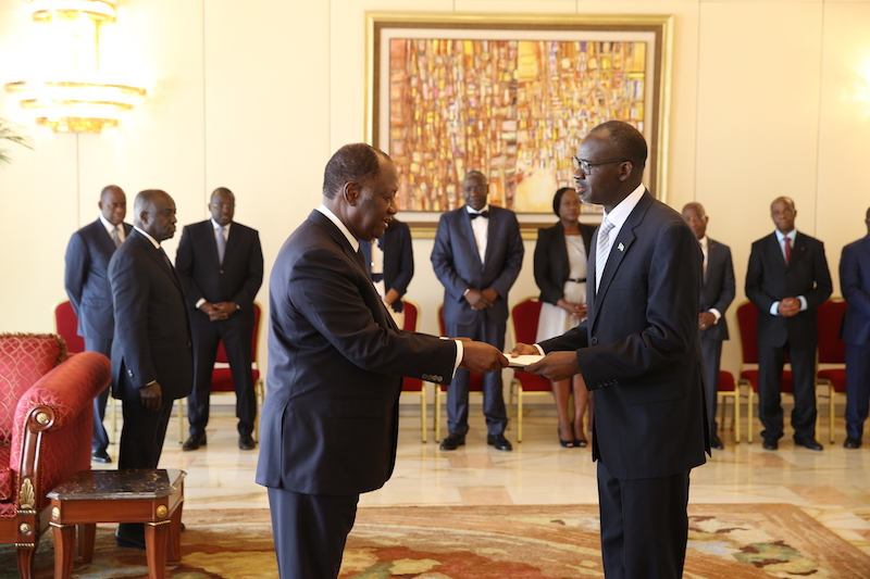 Amb. Kamanzi (R) presents credentials to Ivory Cost President