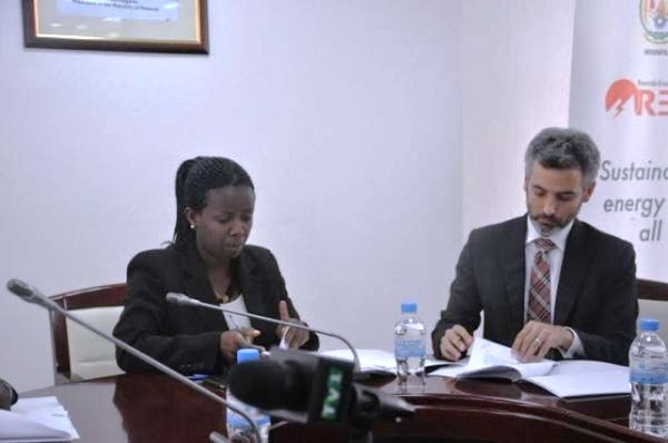 The permanent secretary in the ministry of infrastructure, Germaine Kamayirese and CEO of Ignite Power Ltd sign agreement