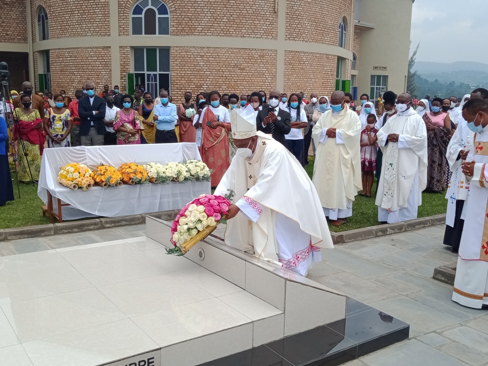 Cardinal Kambanda laying wreaths at the tomb of Father Rugirangoga.  