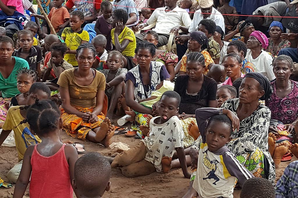 Returned persons from Kasala village, Kasaï Province, awaiting food distribution by the NGO COPROMOR and Christian Aid. Photo: Joseph Mankamba/OCHA-DRC