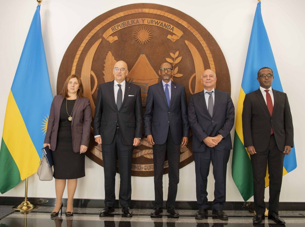 Greek Minister of Foreign Affairs and his delegation in a group photo with President Paul Kagame and Rwanda's Minister of Foreign Affairs, Dr. Vincent Biruta.