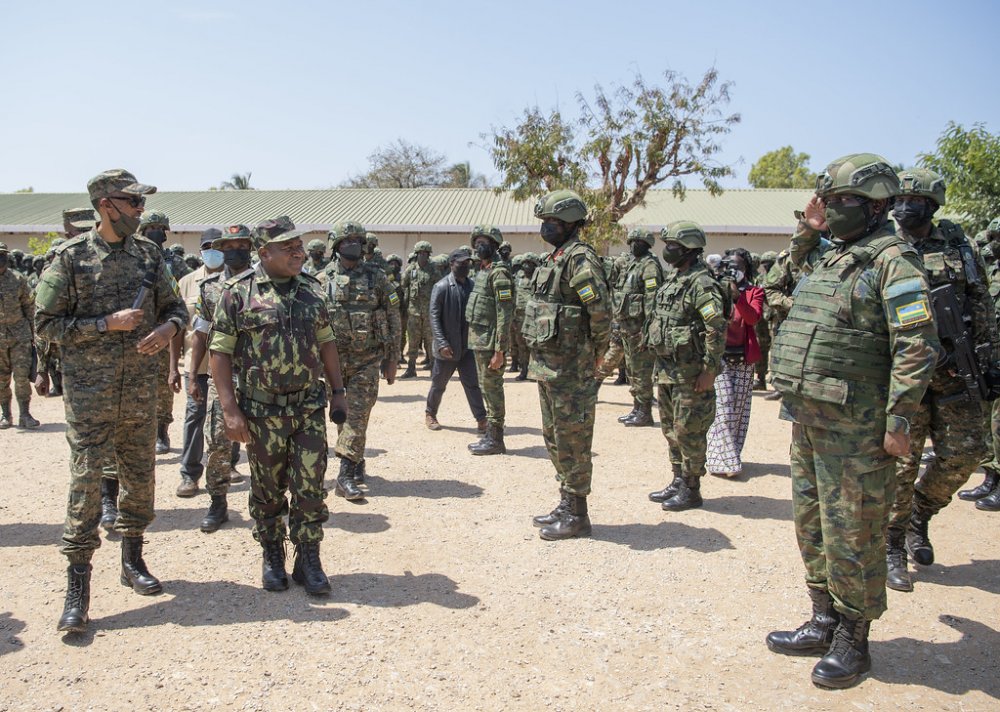 President Kagame and his counterpart of Mozambique during a recent visit to Rwandan troops deployed to fight insurgency.  