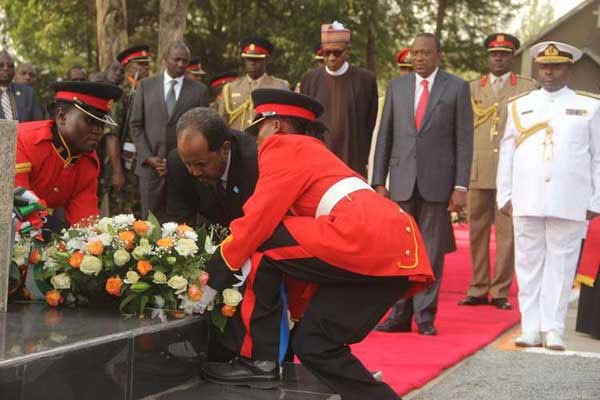Somali President Hassan Sheikh Mohamud lays a wreath at Moi Barracks in Eldoret on January 27, 2016 in honour of KDF soldiers killed in El-Adde, Somalia on January 15, 2016 by Shabaab militants.