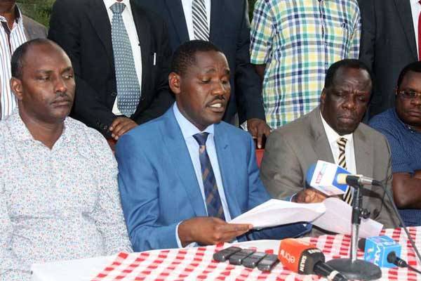 Council of Governors Chairman Peter Munya (centre) addressing journalists at the Enashipai Resort and Spa in Naivasha on October 23, 2015.