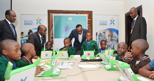 Ketia Presenting her Project to HE President Paul Kagame