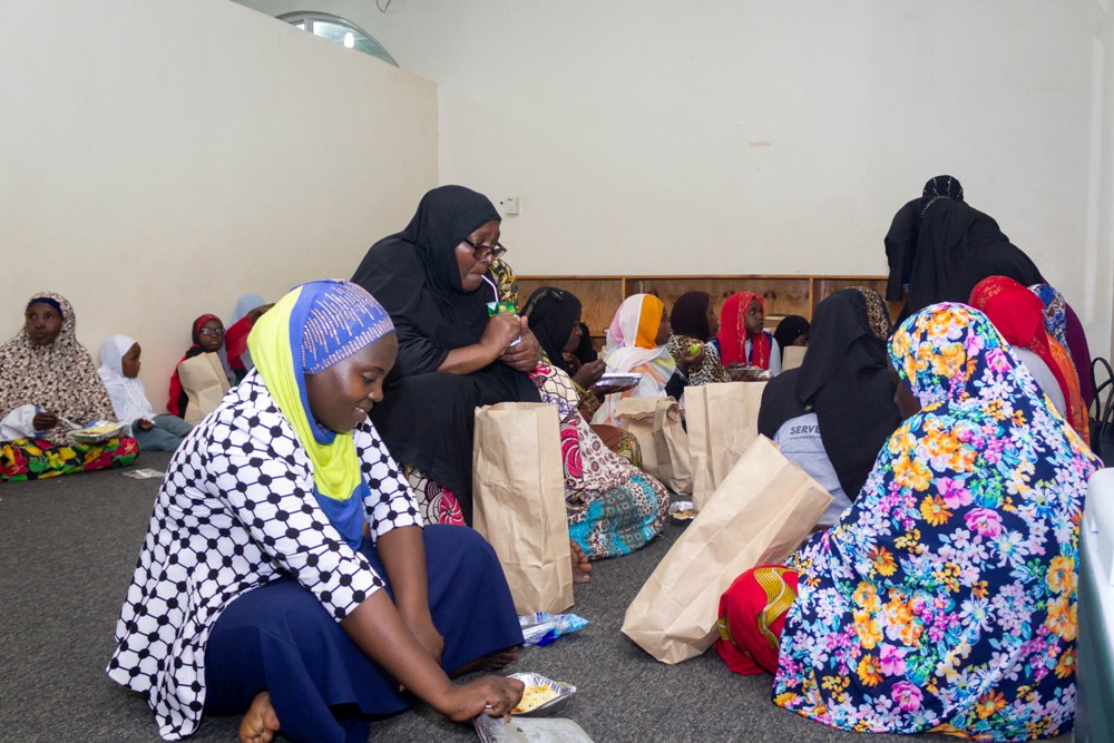 Kigali Marriott’s Human Resource Manager Aisha Nante Mambo taking iftar together with fellow Muslims in the mosque in Nyamirambo, Wednesday.