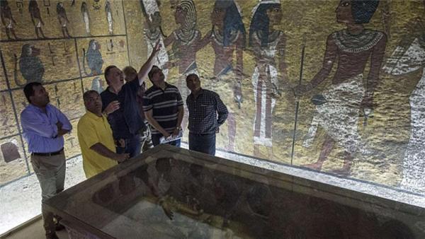 Archaeologist Nicholas Reeves says Queen Nefertiti may be buried in a secret room adjoining Tutankhamun's tomb