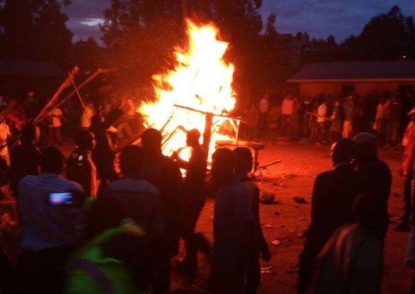 Kisii residents protest the shooting of two women by police at Daraja Mbili market on October 6, 2016.
