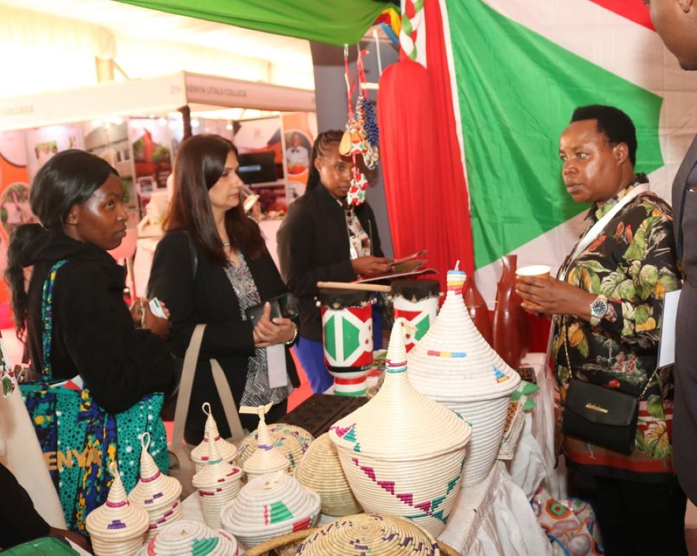 KFatuma Albine (R), an official from Burundi, interacts with visitors on the first day of the travel expo at Kenyatta International Convention Centre (KICC) in Nairobi, capital of Kenya, on Nov. 20, 2023.  (Photo by Fred Mutune/Xinhua)