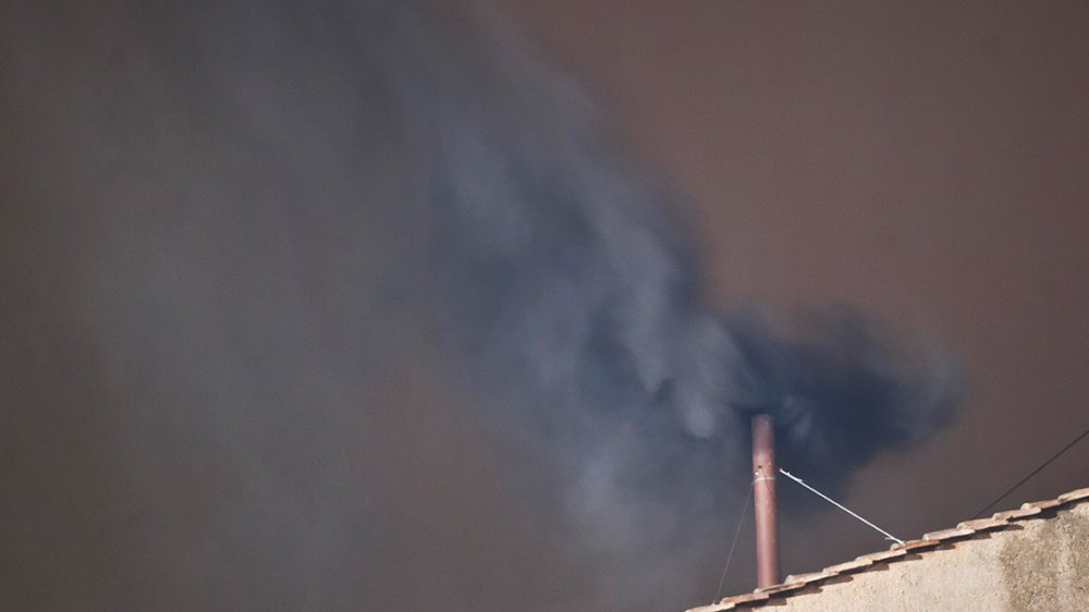 The first day of the conclave, held on Wednesday, concluded without a decision. As tradition dictates, the appearance of black smoke from the chapel’s chimney signaled that no candidate had secured the necessary two-thirds majority.