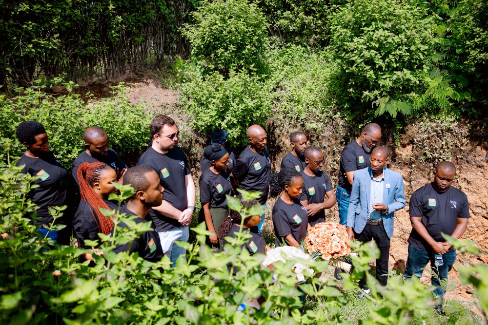 At the Rutabo mass grave, they paid their respects to the victims and laid flowers in their honour.
