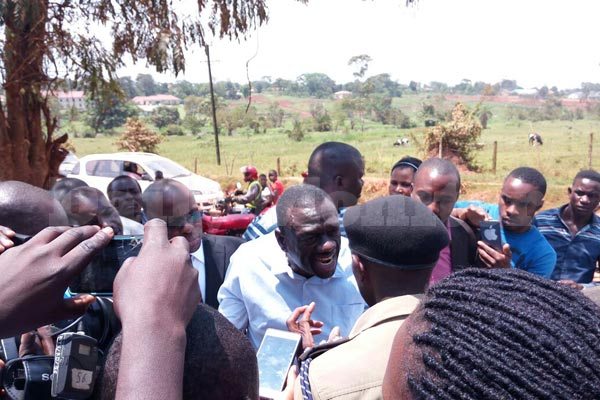Dr Besigye argues with the DPC Kasangati Police Station shortly before he was arrested.