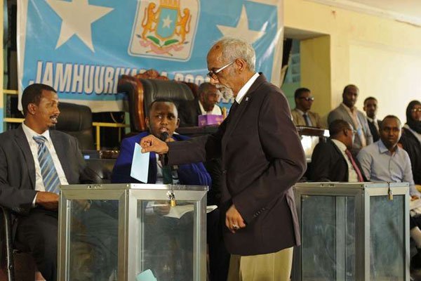 Former speaker of Somalia's parliament Mohamed Osman Jawari casts his vote for a new speaker of parliament in Mogadishu on January 11, 2017. Somalia will hold its presidential election on February 8.