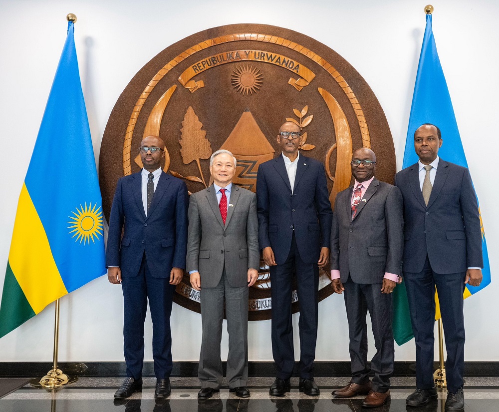 During the meeting, President Kagame was accompanied by Francis Gatare, his Special Advisor, and Murangwa Yusuf, the Minister of Finance and Economic Planning.