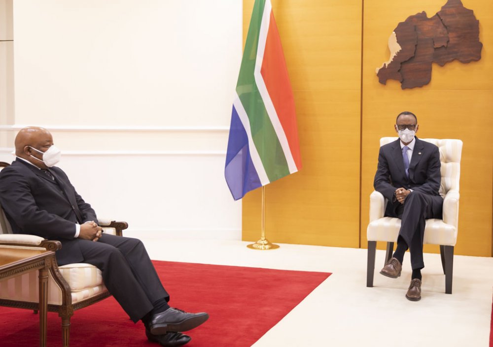 Amb. Mpahlwa in discussions with President Paul Kagame.