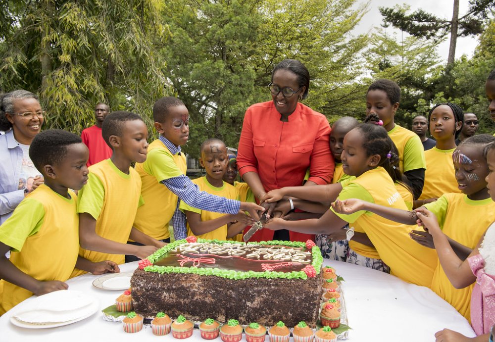 After cutting the cake, the First Lady offered gifts to the children including backpacks, school materials, books and balls for use during the new academic year.