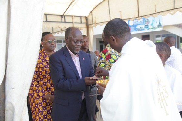President John Magufuli and First Lady Janet receive their Holy Communion.at the Saint Peter’s Roman Catholic Church at Oysterbay in Dar es Salaam