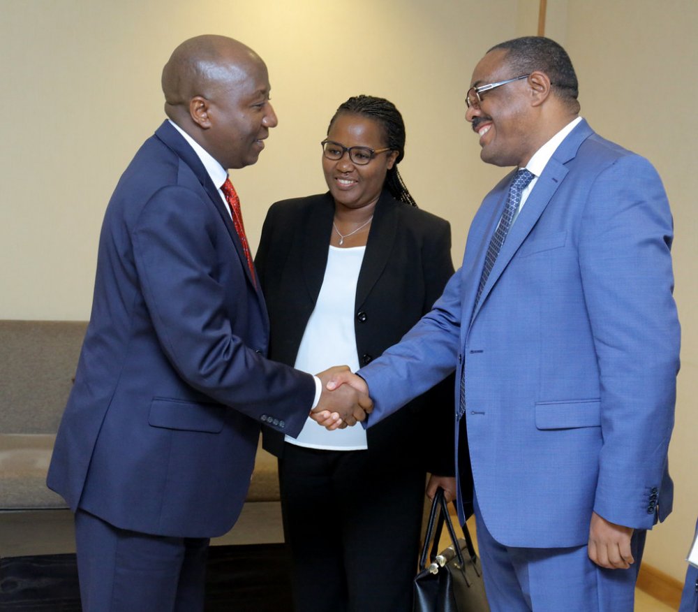 Minisitiri w'Intebe Dr Ngirente (on the left) greeting Hailemariam Desalegn former Prime Minister of Ethiopia