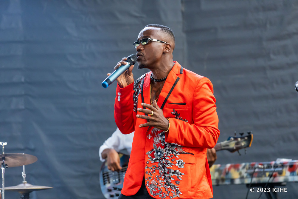 Mani Martin entertained guests with different songs. 