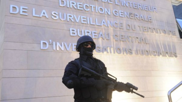 A member of the Moroccan special forces guard stands outside of the Central Bureau of Judicial Investigation (BCIJ) building on March 23, 2015 during a press conference by the governor of the BCIJ in Rabat