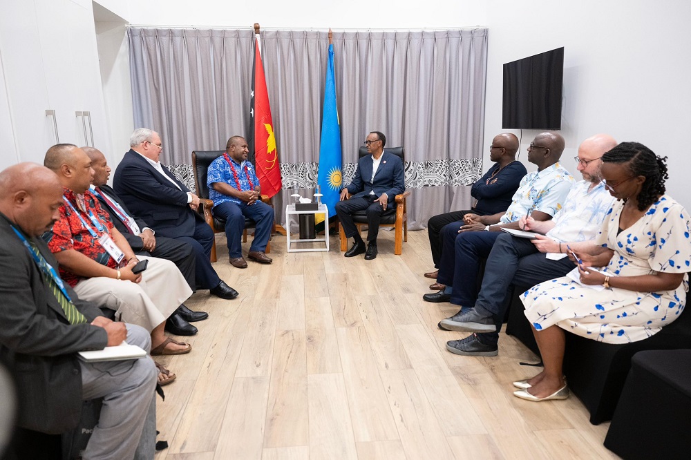 President Kagame was flanked by officials Rwanda's Minister of Foreign Affairs and Rwanda's High Commissioner to the united Kingdom, Johnston Busingye during the meeting.  