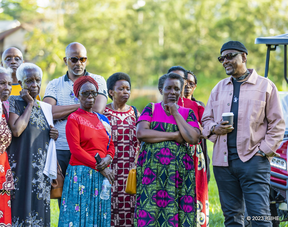 Masamba interacted with Genocide widows and performed commemoration songs.
