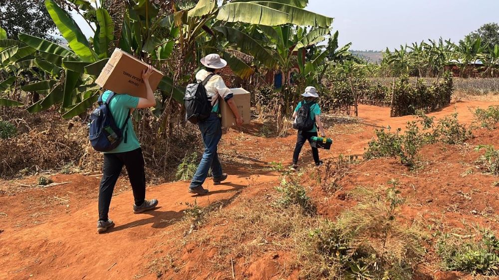 The students carrying materials and tools through the fields. (Photo by Su Ting)