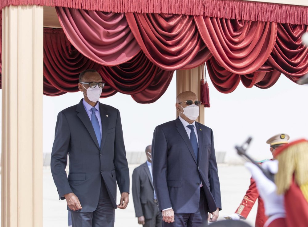 President Kagame was received by his counterpart of Mauritanie, Mohamed Ould Ghazouani at Nouakchott Airport.