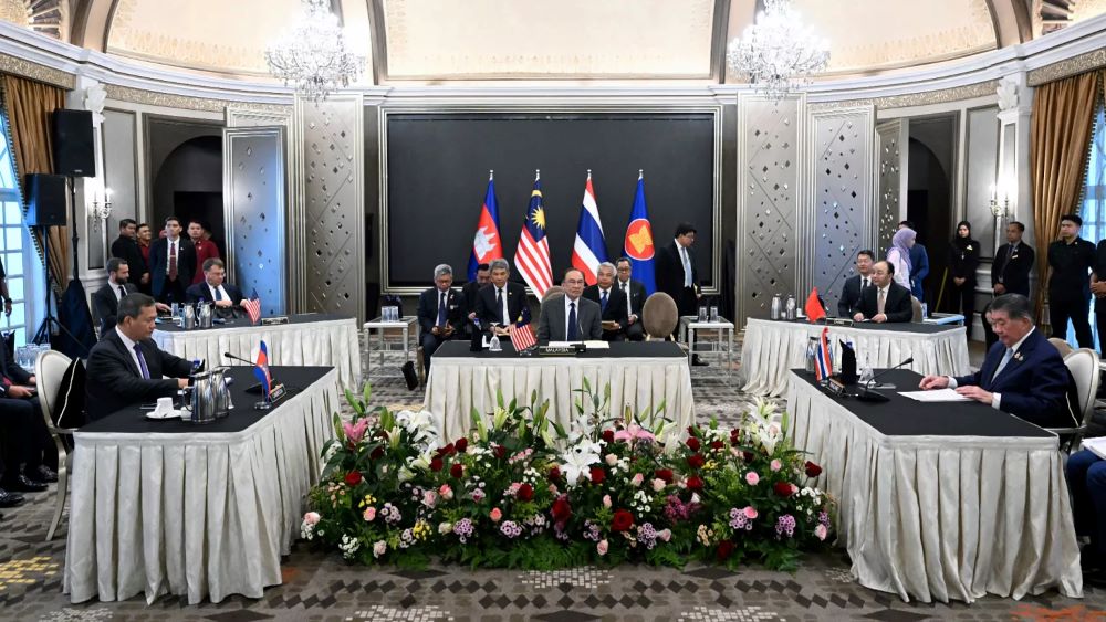 The meeting on Monday brought together Thailand’s acting Prime Minister Phumtham Wechayachai and Cambodia’s Prime Minister Hun Manet in an effort to halt fighting that has killed at least 35 people and displaced over 270,000 from both sides. Photo by AP