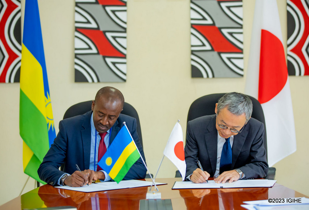 Amb. Fukushima and Mbonyumuvunyi signing the grant agreement.
