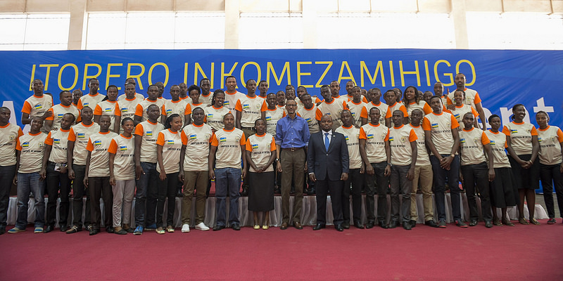 President Paul Kagame and the Minmister of Youth and ICT,Nsengimana Jean Philbert pose for a photo with 2000 youth from across the country that completed the two week civic education dubbed ‘Inkomezamihigo’ held in Huye district of Southern Province.