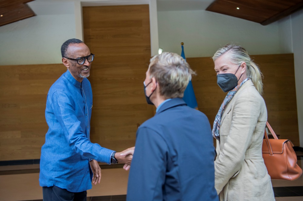 President Kagame greeting Ellen DeGeneres. 