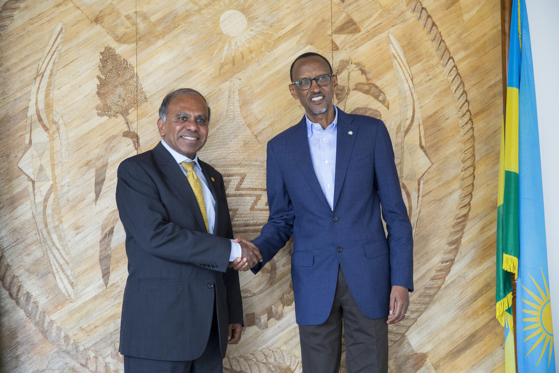 President Paul Kagame and the president of Carnegie Mellon University (CMU) in Rwanda, Subra Suresh shaking hands