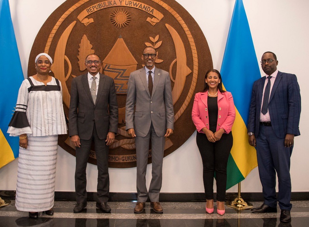 President Paul Kagame received in a group photo with Michel Sidibé , accompanying delegation and Rwanda's Minister of Health.