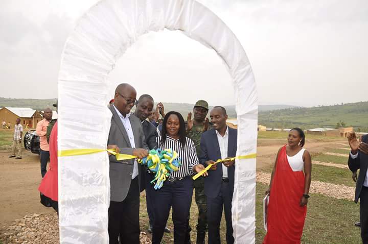 Minister Musoni and other officials inaugurate houses